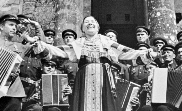 Лидия Русланова выступает с концертом перед советскими воинами на ступенях Рейхстага 2 мая 1945 года. Георгий Петрусов / РИА Новости