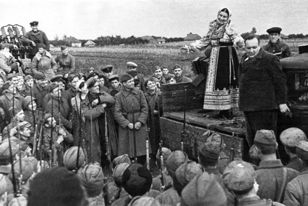 Лидия Русланова на фронтовом концерте. Южный фронт. Справа от неё – Михаил Гаркави. 1941 год