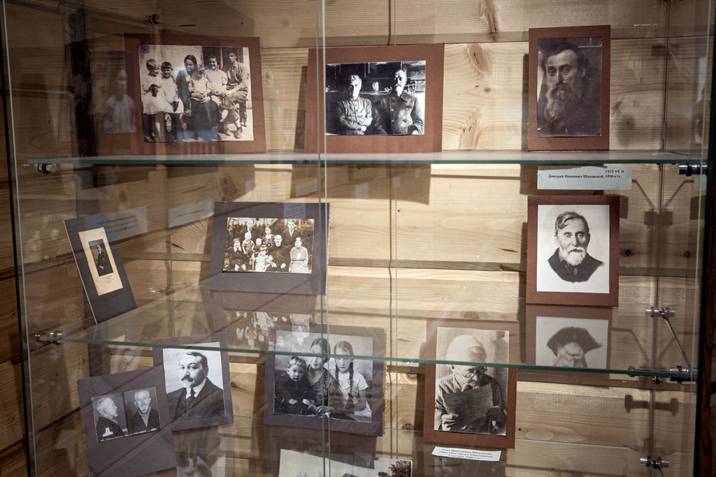 Фотографии в экспозиции музея «Мемориал 101 километр»