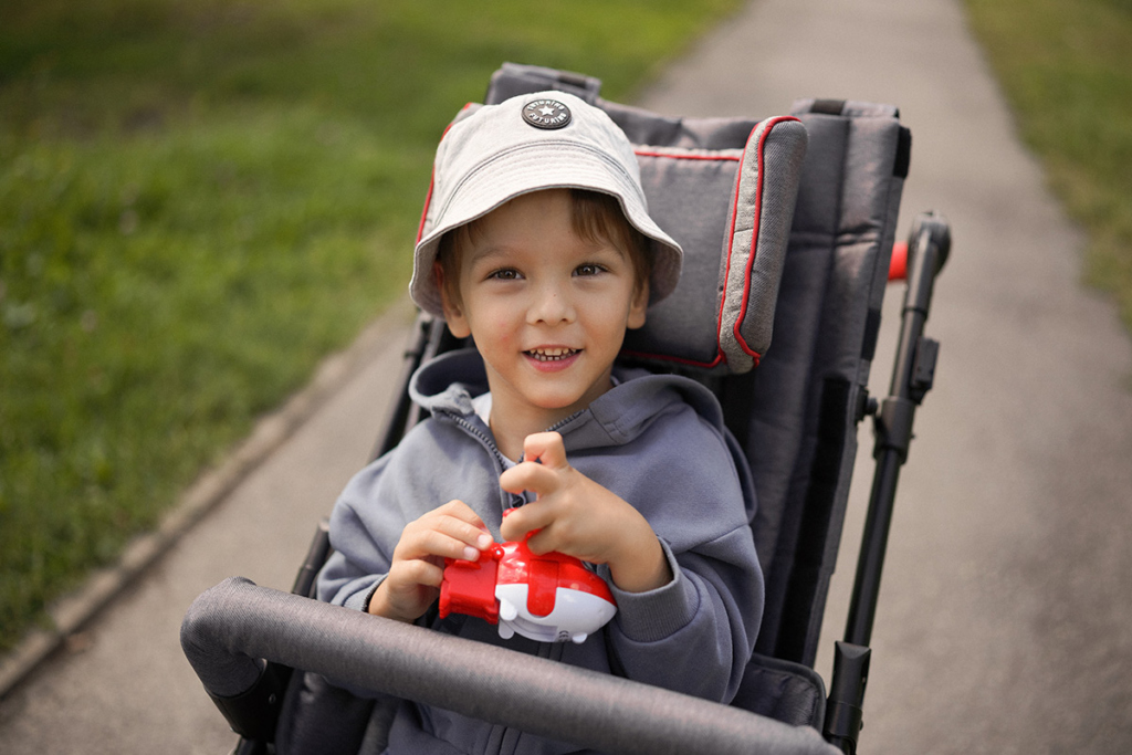 Мальчик с дцп в коляске