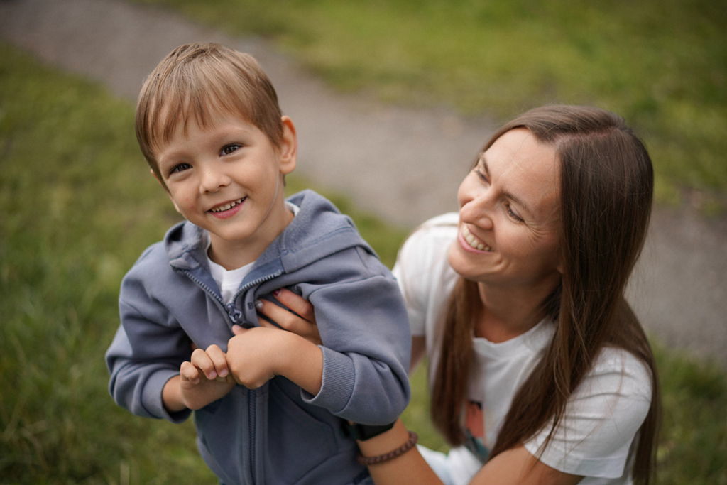 Мальчик с мамой
