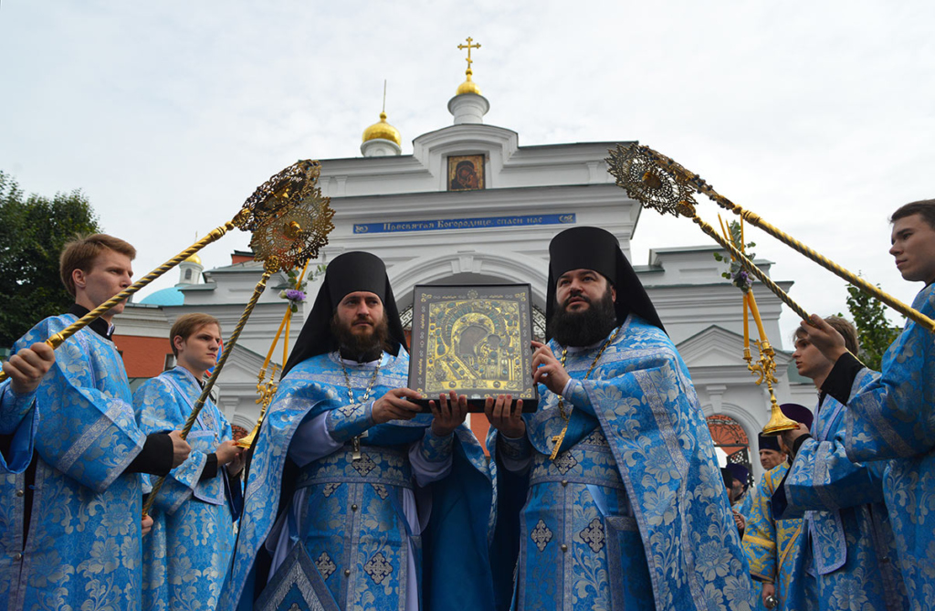 Крестный ход с Казанской иконой Божией Матери из Благовещенского собора Казанского кремля до Казанского Богородицкого монастыря