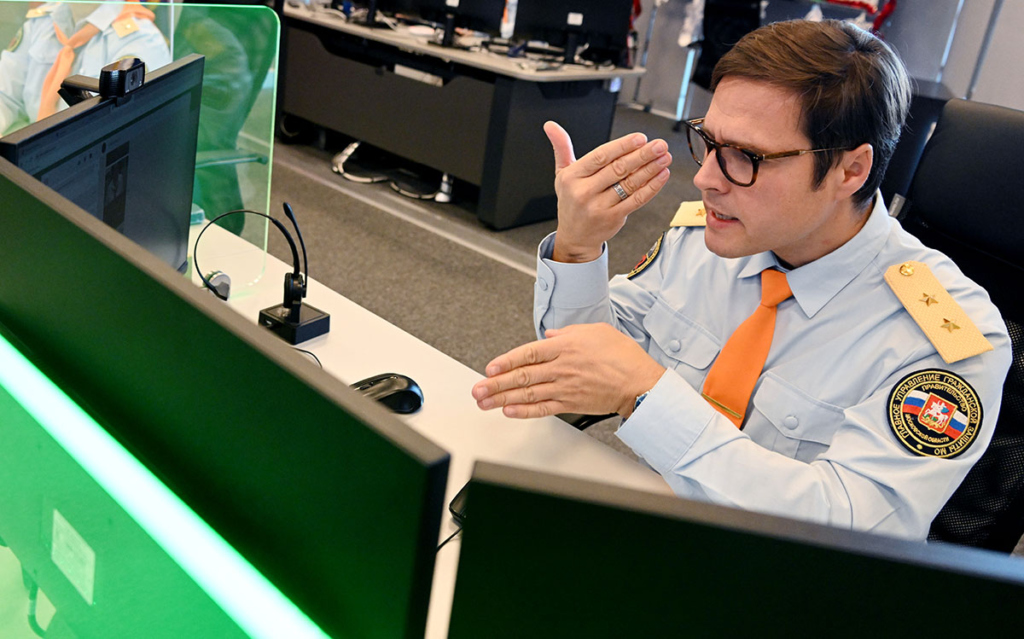 Оператор Центра обработки вызовов 112 в Красногорске Московской области