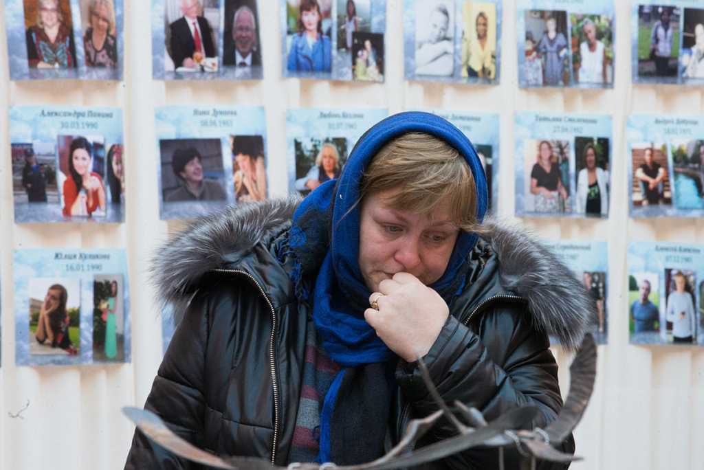 Участница акции памяти жертв авиакатастрофы над Синаем в Петропавловской крепости