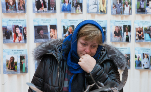 Участница акции памяти жертв авиакатастрофы над Синаем в Петропавловской крепости