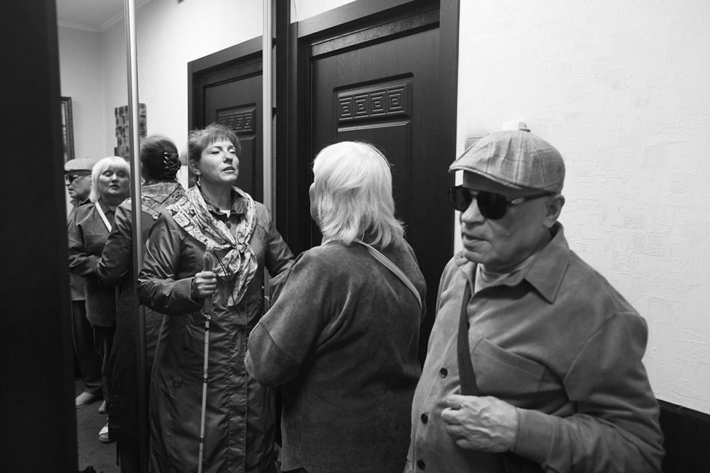 Две женщина и мужчина в квартире