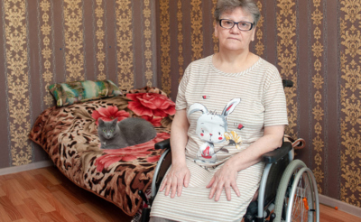 Женщина в инвалидной коляске