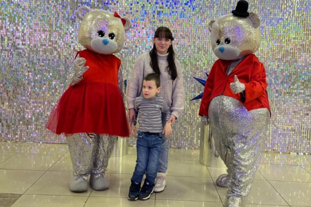 Мальчик с мамой на празднике