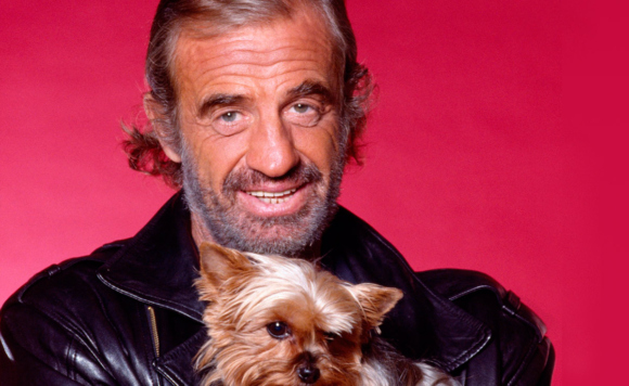 Актер Жан-Поль Бельмондо с собачкой