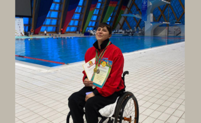 Девушка в инвалидной коляске в бассейне