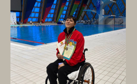 Девушка в инвалидной коляске в бассейне