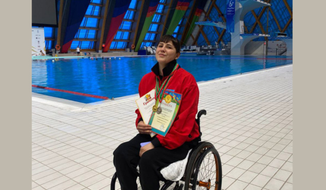 Девушка в инвалидной коляске в бассейне