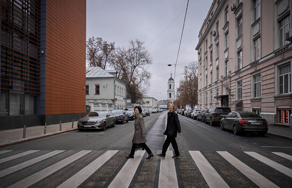 Алена Арташева и Мария Черток на улице