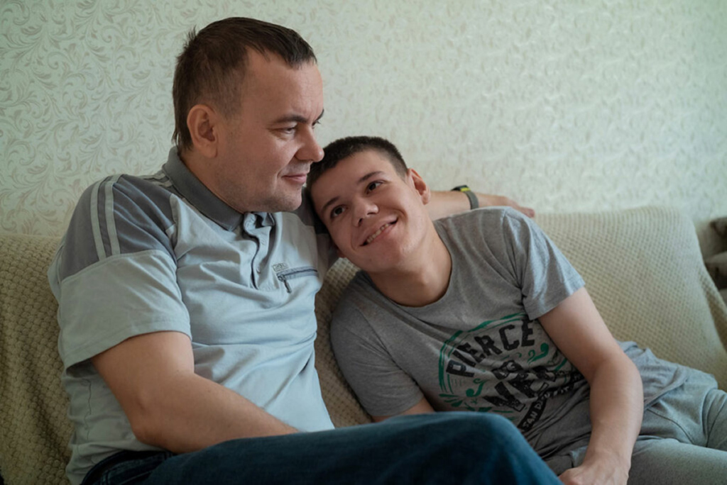 Мужчина с сыном-подростком