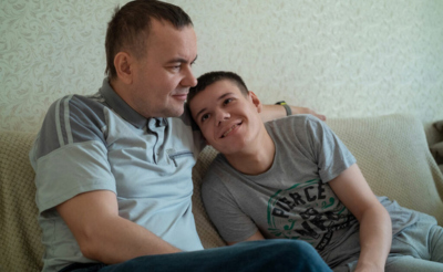 Мужчина с сыном-подростком