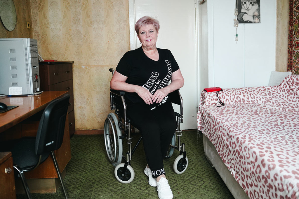 Женщина в инвалидной коляске