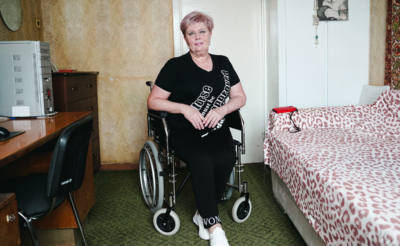 Женщина в инвалидной коляске