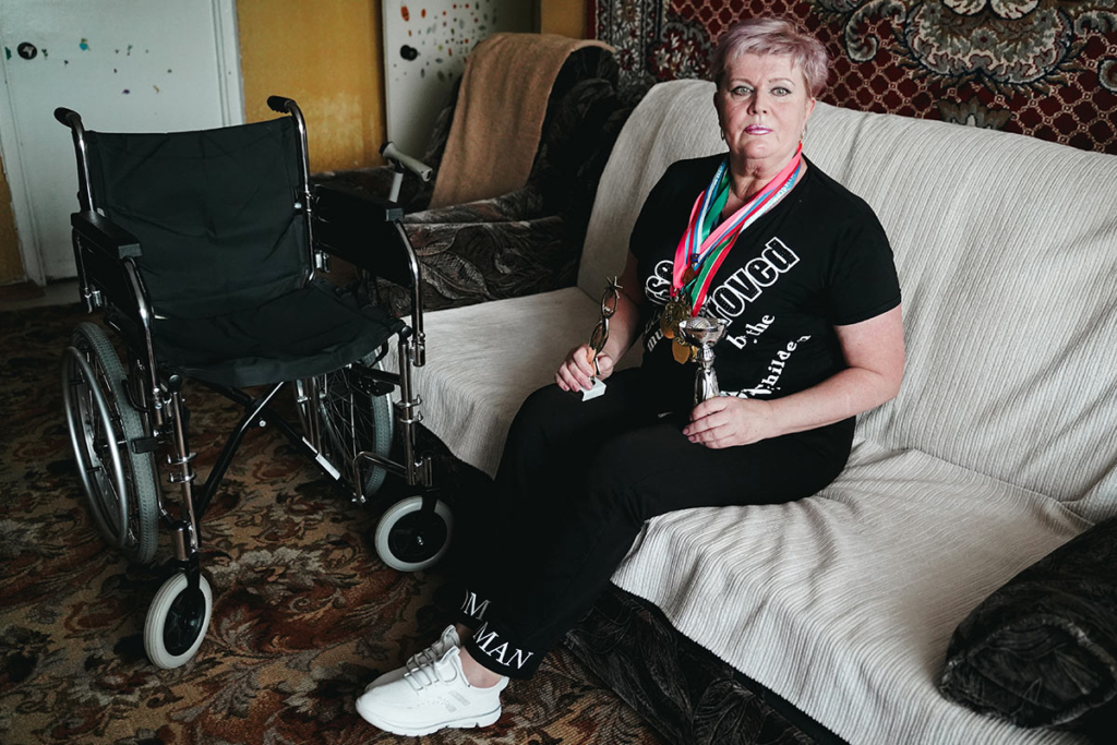 Женщина в инвалидной коляске