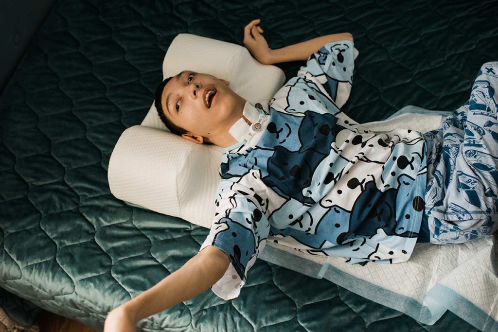 Юноша в ДЦП в кровати