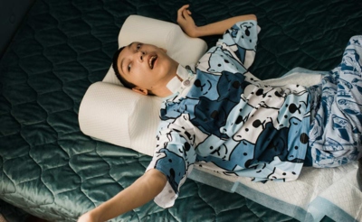 Юноша в ДЦП в кровати