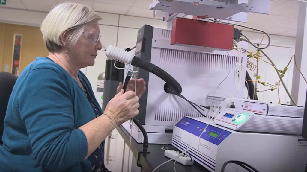 Джой Милн у масс-спектрометра