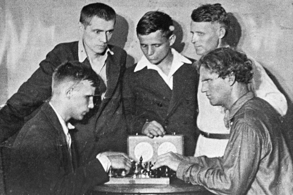 Василий Яковлевич Ерошенко (справа) участвует во Всероссийском шахматном турнире среди незрячих. Ленинград, 1938 год. Писатель занял третье место