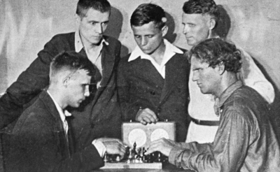 Василий Яковлевич Ерошенко (справа) участвует во Всероссийском шахматном турнире среди незрячих. Ленинград, 1938 год. Писатель занял третье место