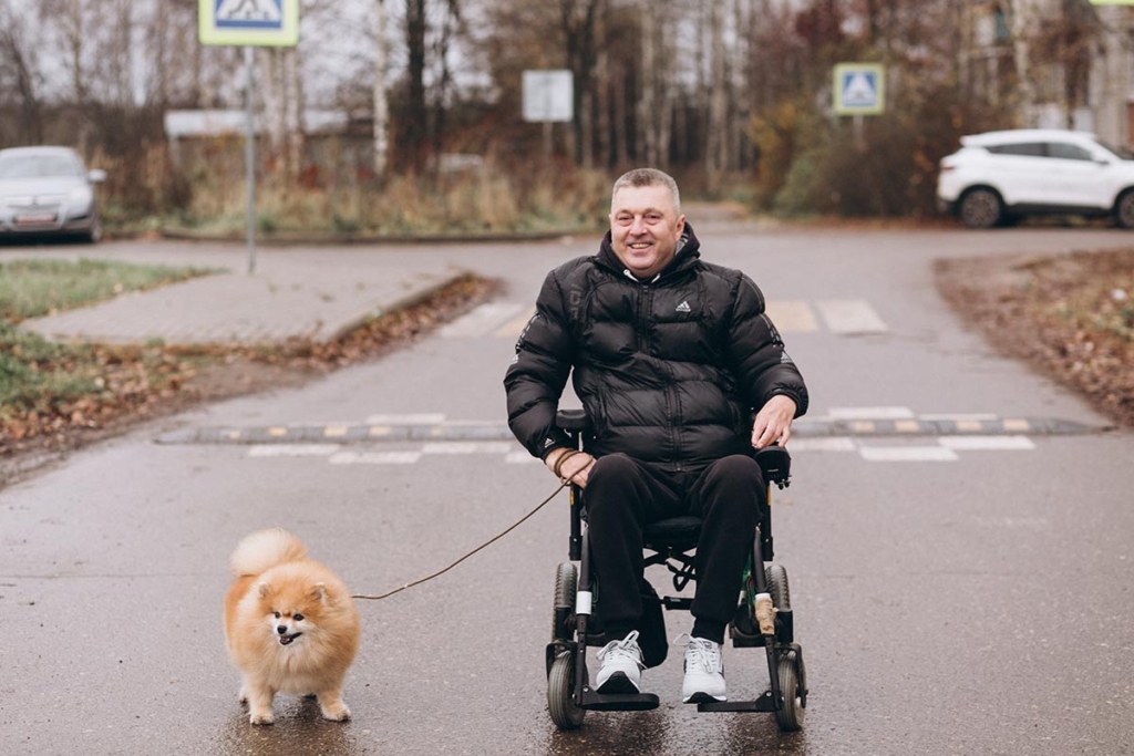 Мужчина на коляске с собачкой