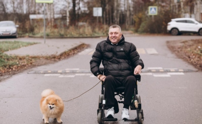 Мужчина на коляске с собачкой