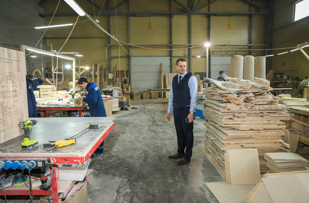 Павел Клочков в цехе