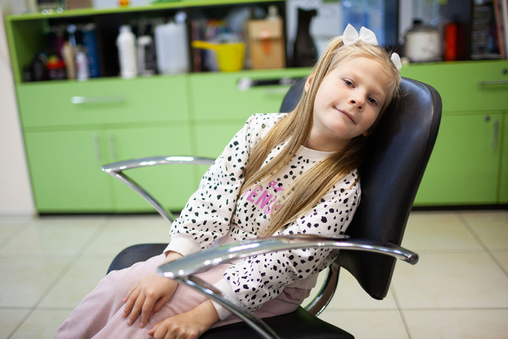 Девочка в кресле