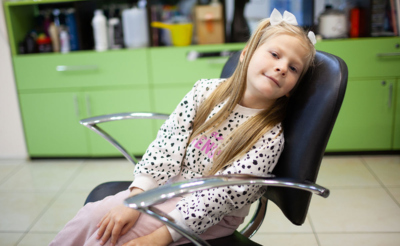 Девочка в кресле
