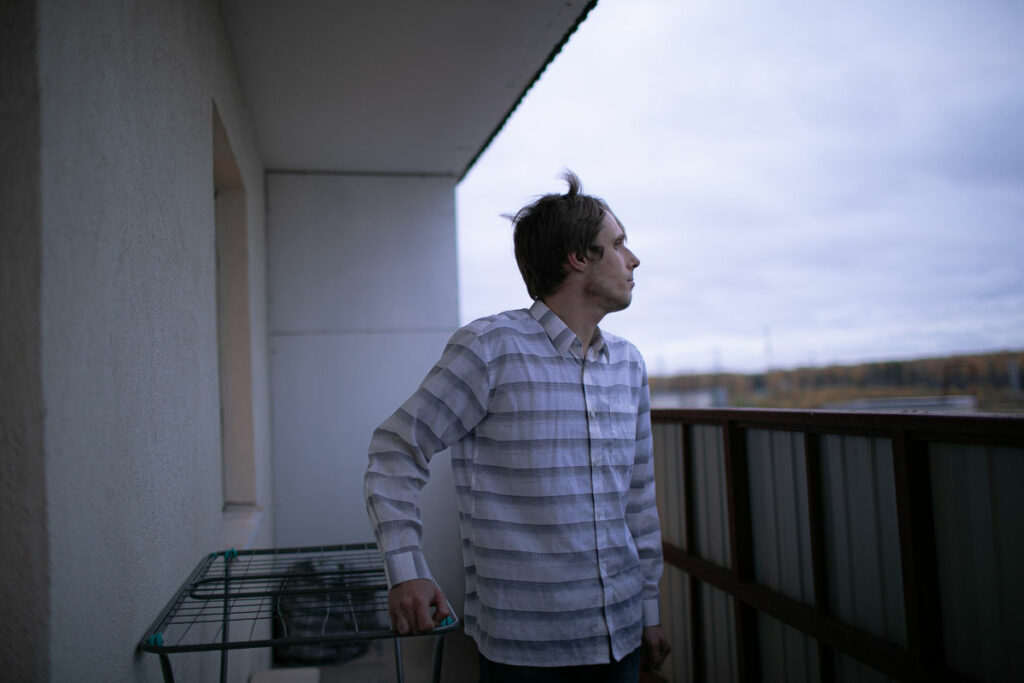 Молодой мужчина на балконе