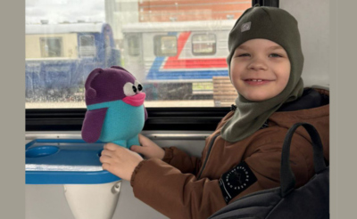 мальчик в купе поезда