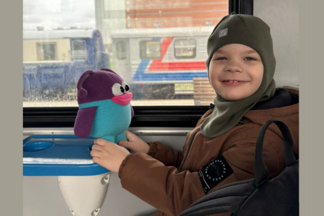 мальчик в купе поезда