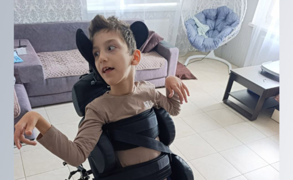 мальчик в вертикализаторе