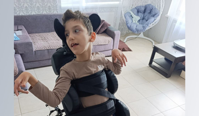 мальчик в вертикализаторе