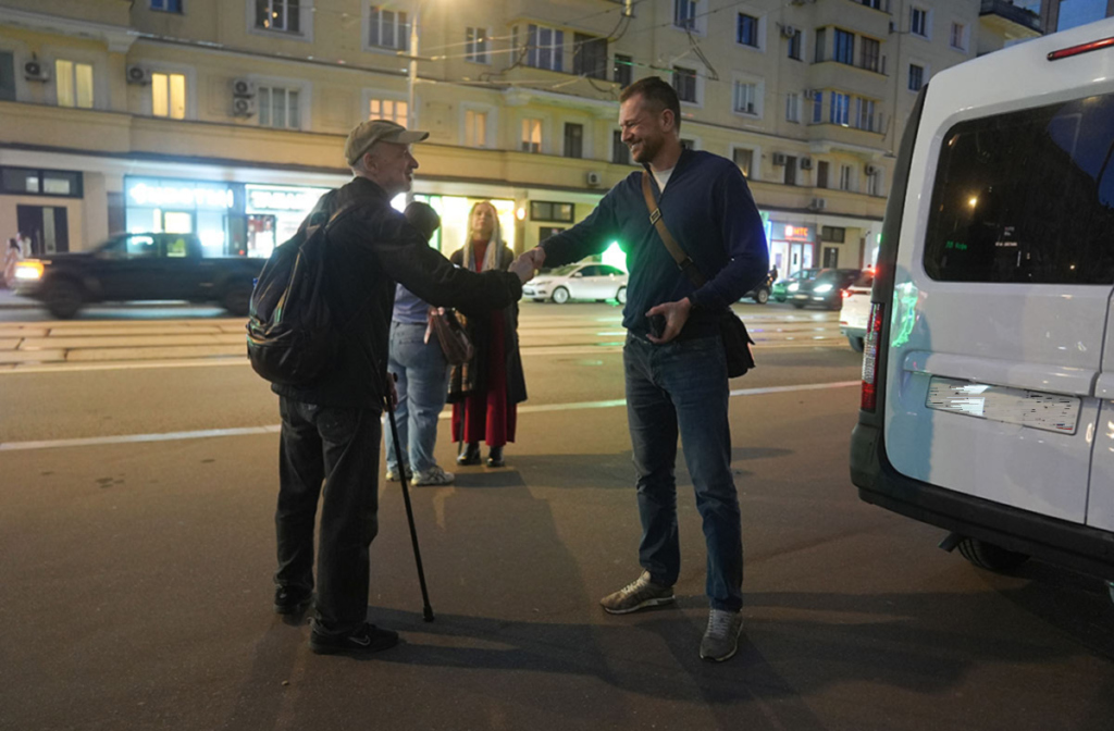 Мужчины жмут друг другу руки