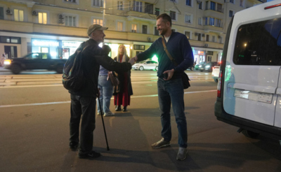 Мужчины жмут друг другу руки