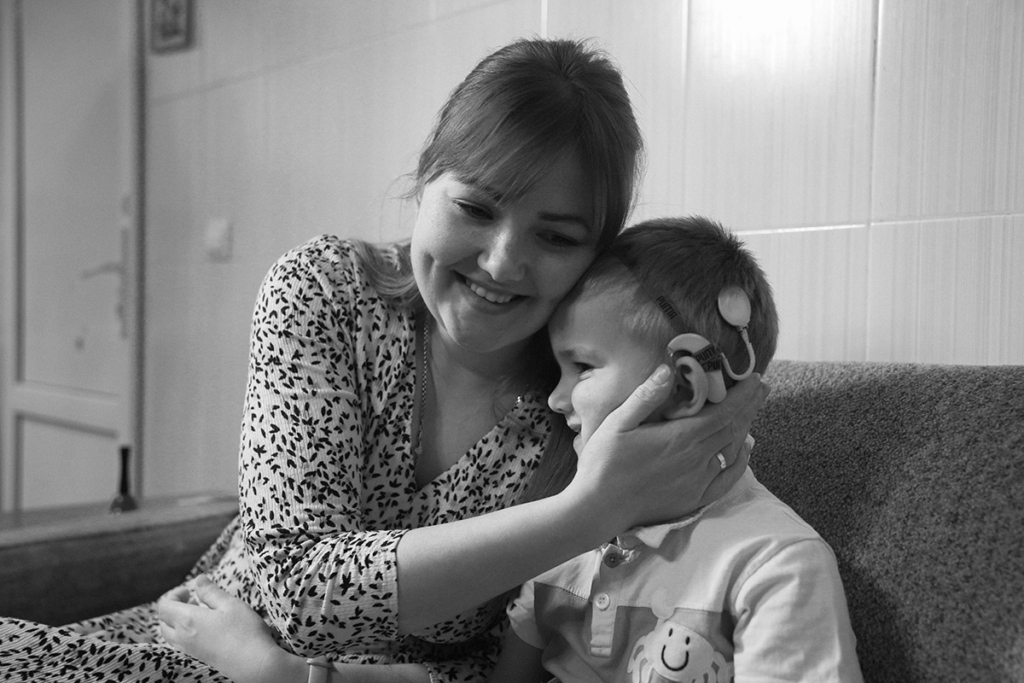 Мальчик с кохлеарным имплантом и мамой