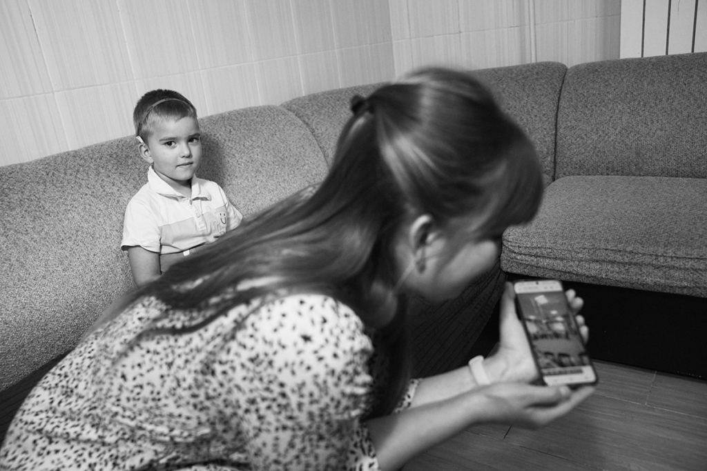 Мальчик с кохлеарным имплантом и мамой