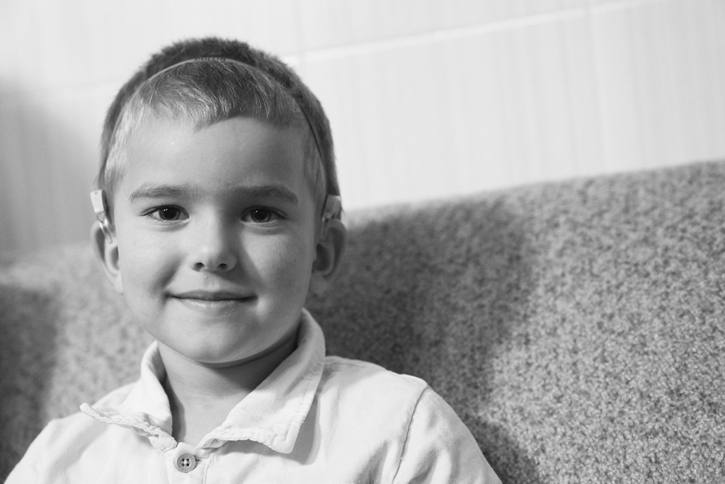 Мальчик с кохлеарным имплантом и мамой