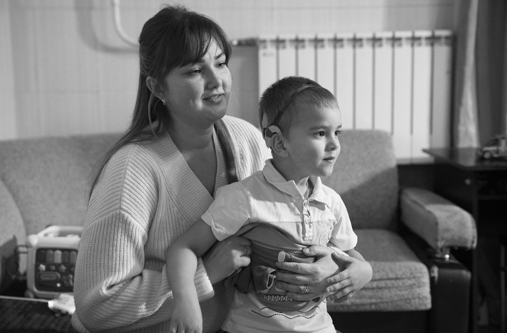 Мальчик с кохлеарным имплантом и мамой