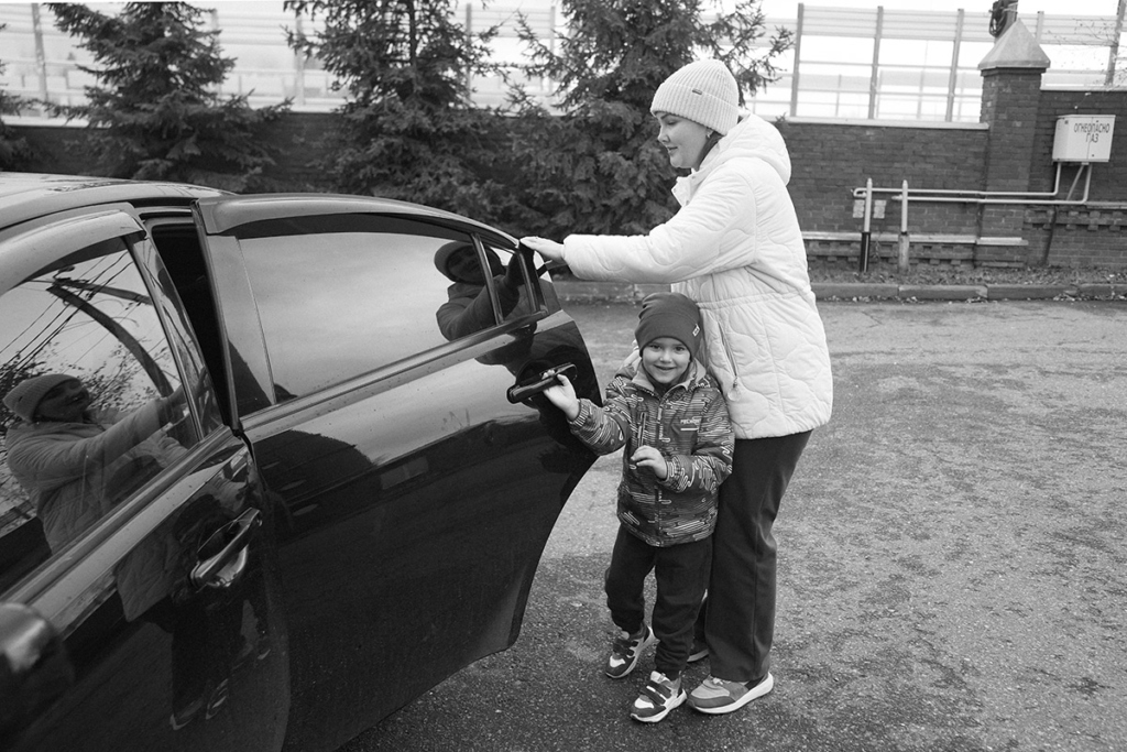 Мальчик с кохлеарным имплантом и мамой