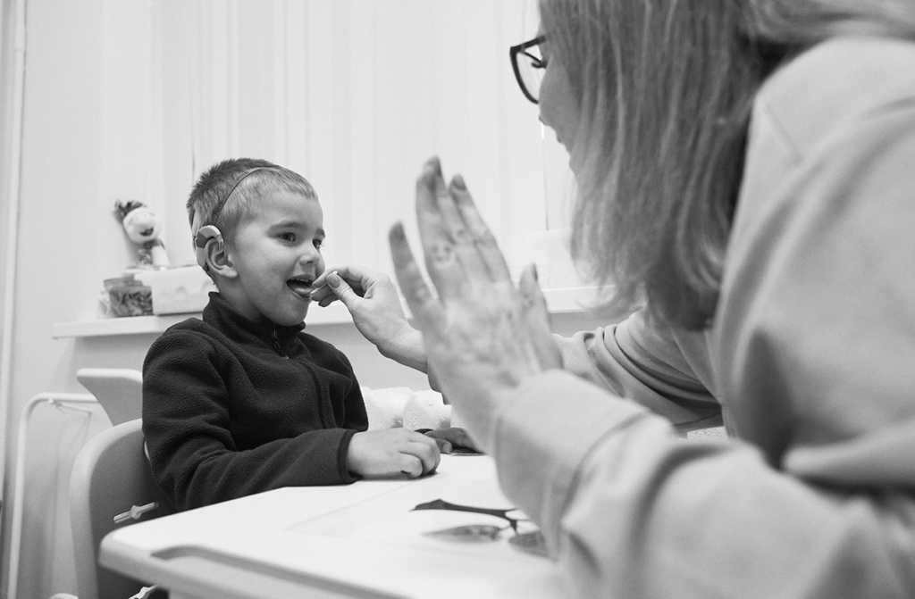 Мальчик с кохлеарным имплантом и мамой