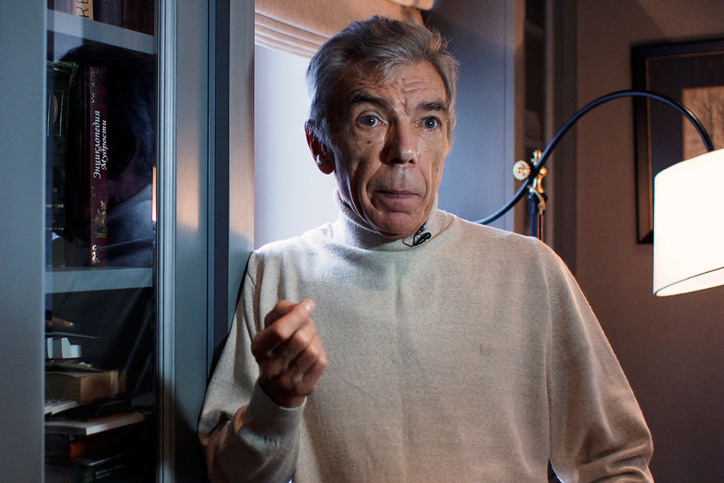 Юрий Николаев в своей квартире в Москве