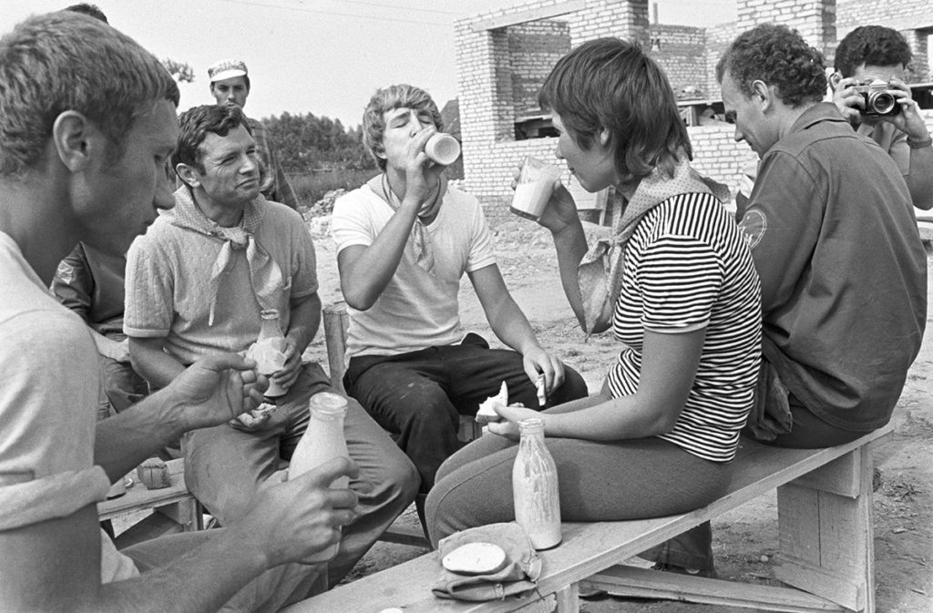 Сводный студенческий строительный отряд работает на строительстве объектов города Гагарин. Члены строительного отряда во время обеденного перерыва