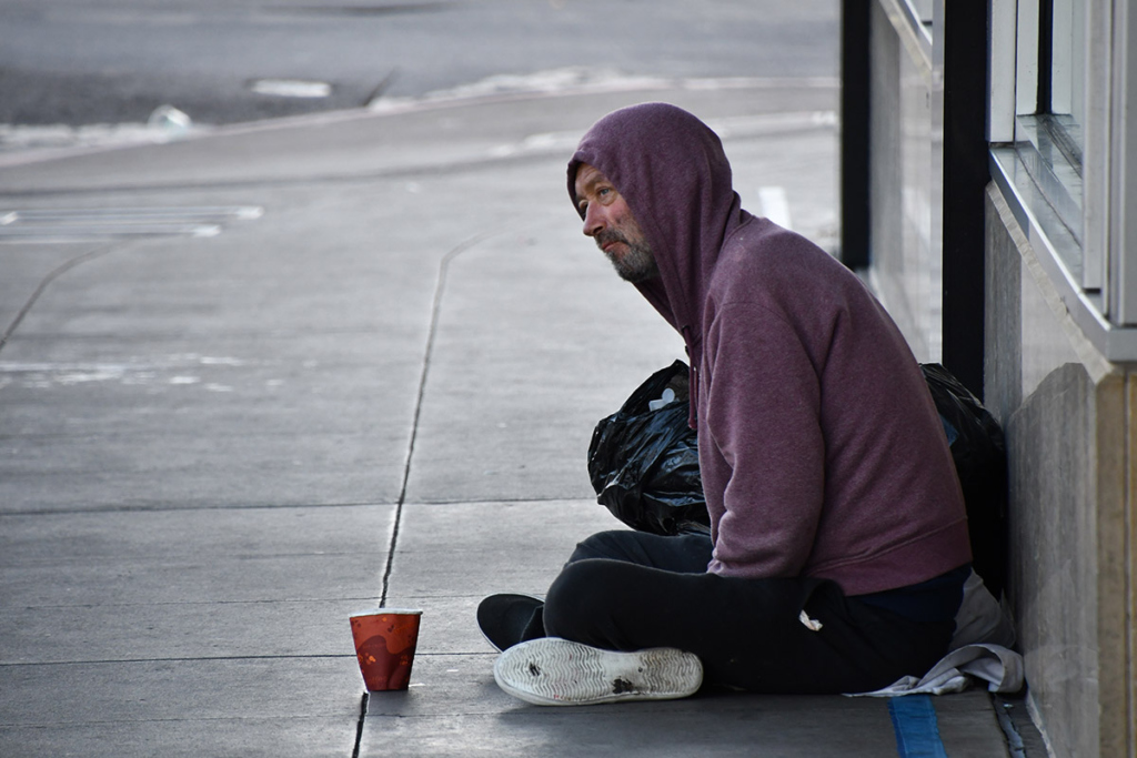 Бездомный на улице