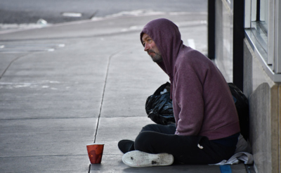 Бездомный на улице