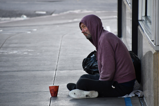 Бездомный на улице